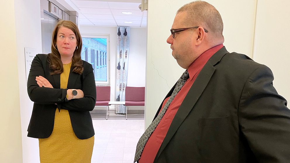 Åklagaren Kristin Andersson samtalar med försvarsadvokaten Marko Tuhkanen.