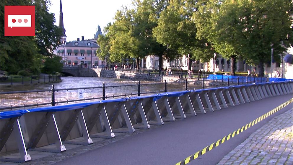 Översvämningsvallar uppsatta på bro intill å i Västerås