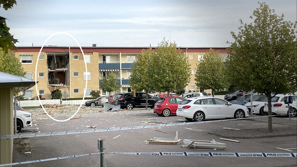 Byggnad som har ett stort hål i fasaden.