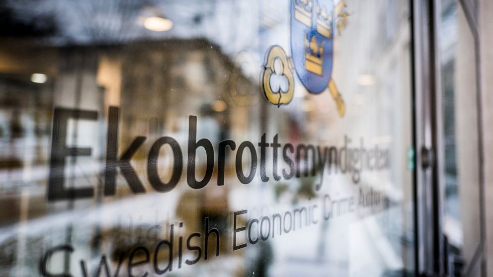 Ekobrottsmyndighetens kontor, deras logga på ett glasfönster