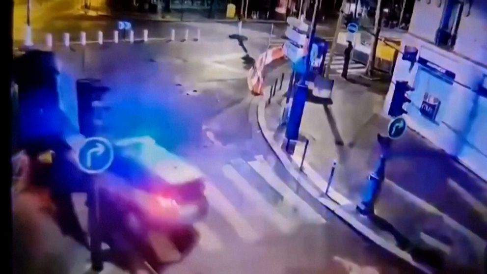 Bilar kraschar in i varandra vid övergångsställe