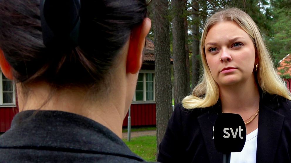 Aktivisten ”Lena”, som egentligen heter något annat, vänd med ryggen mot kameran när SVT:s reporter intervjuar henne.
