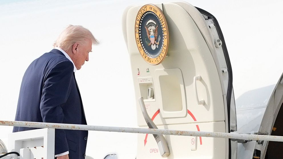 Donald Trump går upp för trappan till presidentflygplanet Air Force One.