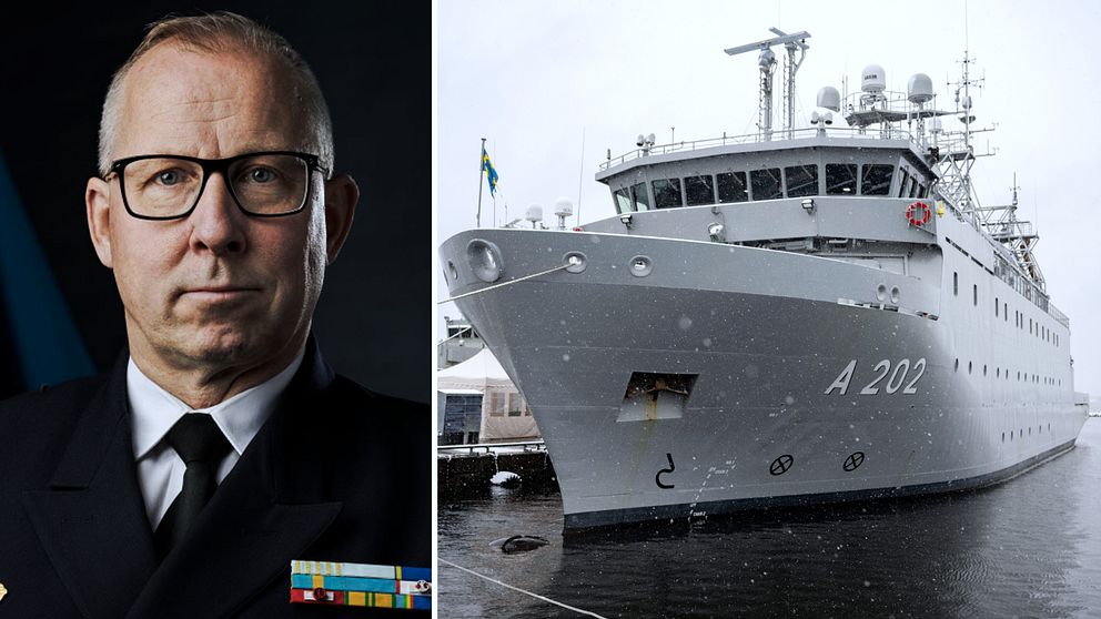 En militärperson i uniform på vänster sida och en grå marinbåt med numret A 202 på höger sida. Båten ligger för ankar i en hamn under snöfall.