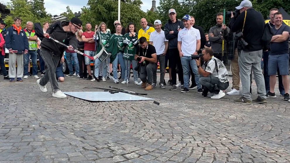 Oliver Solberg skjuter ett hårt slagskott inför massa publik på Stora torget i Karlstad.