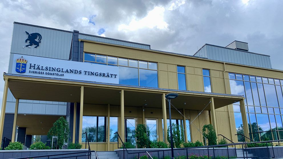 En gul modern byggnad med skylt över entrén där det står ”Hälsinglands tingsrätt”.