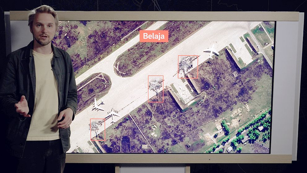 Person presenterar satellitbild med markeringar och texten ”Belaja” på en stor skärm.