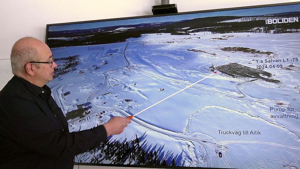 Områdeschefen Thomas Sundqvist visar med en pekpinne hur det nya gruvområdet i Gällivare ser ut.