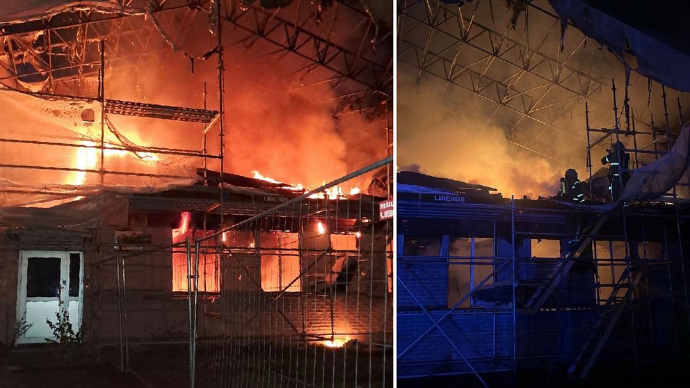 Branden rasar i en byggnad som syns i två sektioner. Den vänstra sidan visar flammor och rök som stiger från taket och väggarna, med en inhägnad i förgrunden. Den högra sidan visar brandmän som arbetar på taket, omgivna av rök, under kvällsmörker.