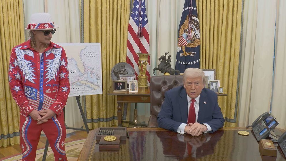 Donald Trump i Ovala rummet med man i färgglad dräkt stående bredvid.