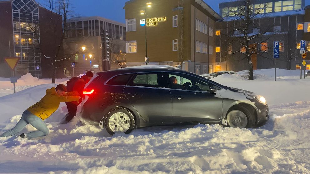 Fastkörd bil i Örnsköldsvik