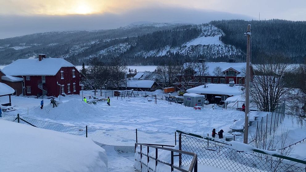 En röd skola och skolgård täckt i snö, i Åre kommun.