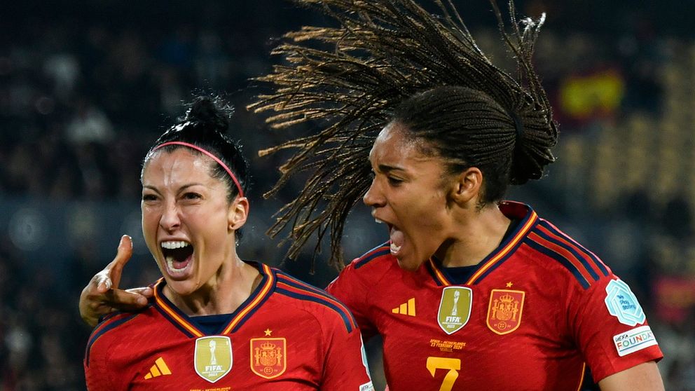 Jenni Hermoso, till vänster,  jublar med Salma Paralluelo efter sitt inledande mål för Spanien.