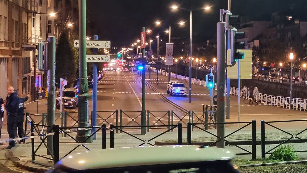 en gata i Bryssel kvällstid, med polisavspärrningar efter terrordådet