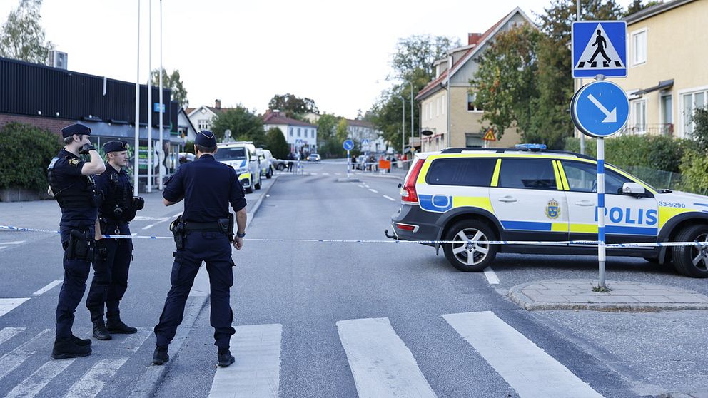 Avspärrad gata i Flysta, Spånga i västra Stockholm där två personer attackerades med kniv under lördagen.