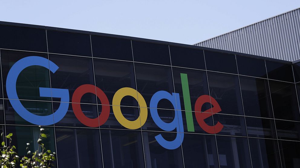 Googles logga på en fasad.