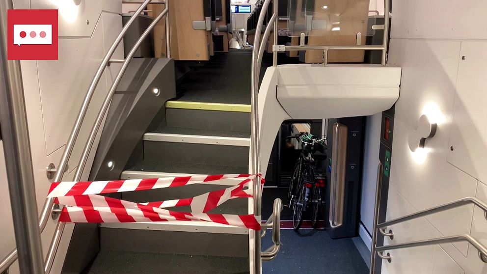 Trappan upp till tågets övervåning är avspärrad med rött och vitt band.