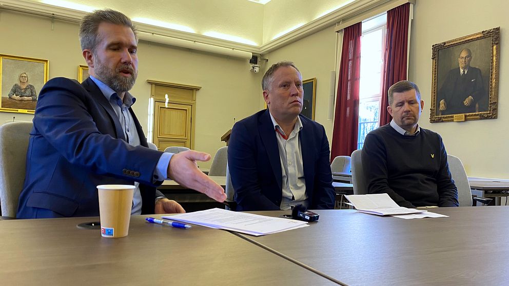 Fredrik Holm, Jörgen Olsson och Lars Walter från Borlänge kommun på en presskonferens