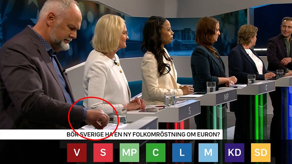 Flera personer vid mikrofoner