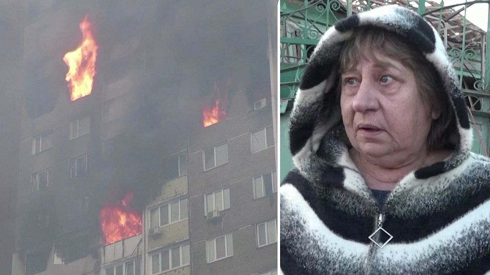 Ett lägenhetshus brinner och en kvinna med en luva uppdragen
