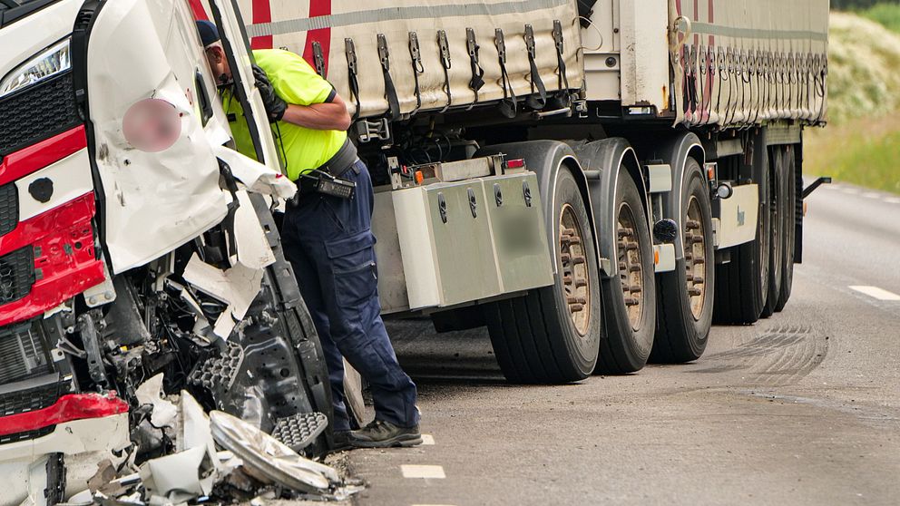 Olycka mellan lastbil och personbil utanför Bromölla på E22