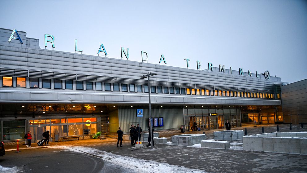 Flygplatsen Arlanda Terminal 5 under en vinterdag med lätt snötäcke på marken.