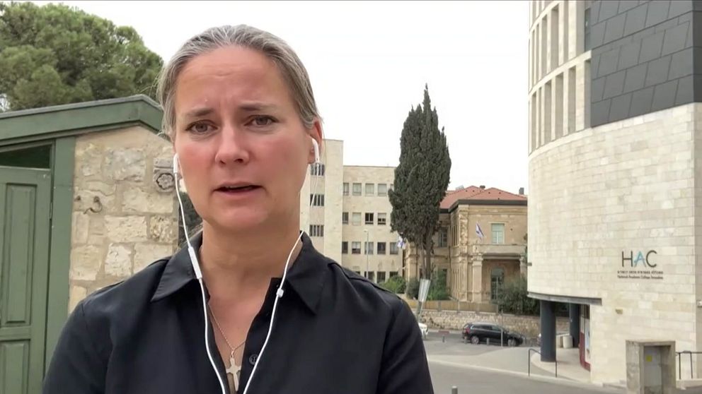 En kvinna på plats i Jerusalem som pratar om de attacker som genomförts mot Israel.