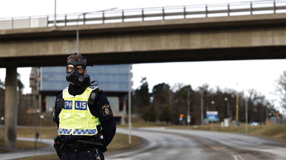 Polis med gasmask
