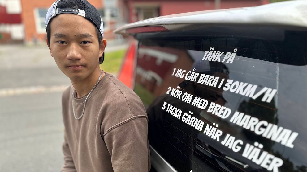 Leo Furstenborg vid bakrutan med uppmanande dekaler på sin A-traktor.