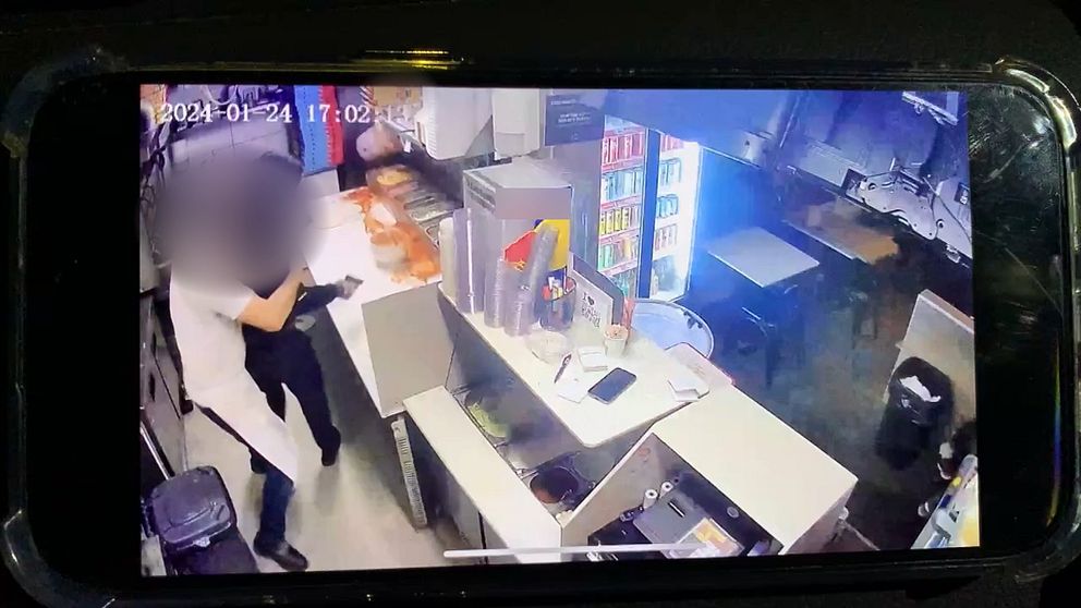 två män som brottas inne på restaurang