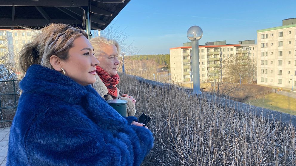 Nazira och Karin står vid ett räcke och kollar ut över Tensta