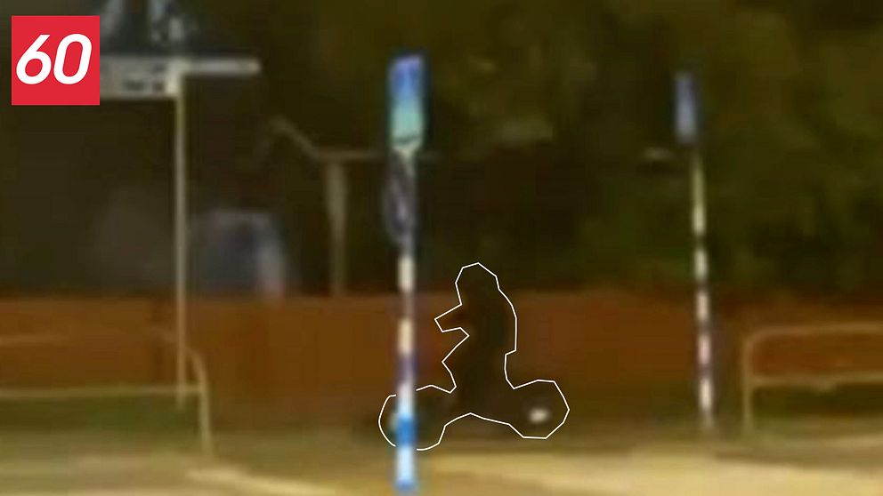 Bild på en gärningsman i Ronna flyr på elcykel