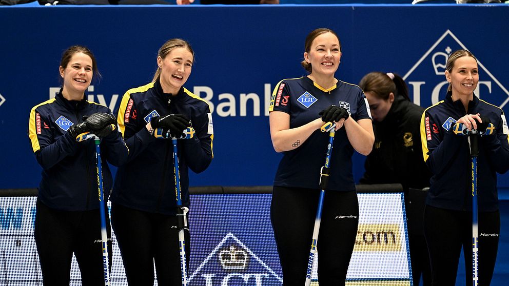 Sveriges Anna Hasselborg, Sara McManus, Agnes Knochenhauer och Sofia Mabergs under fredagens match mellan Sverige och Italien i curling-VM för damer i Göransson arena i Sandviken.
