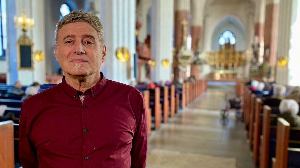 Henry Ceder står i gången i Västerås domkyrka.