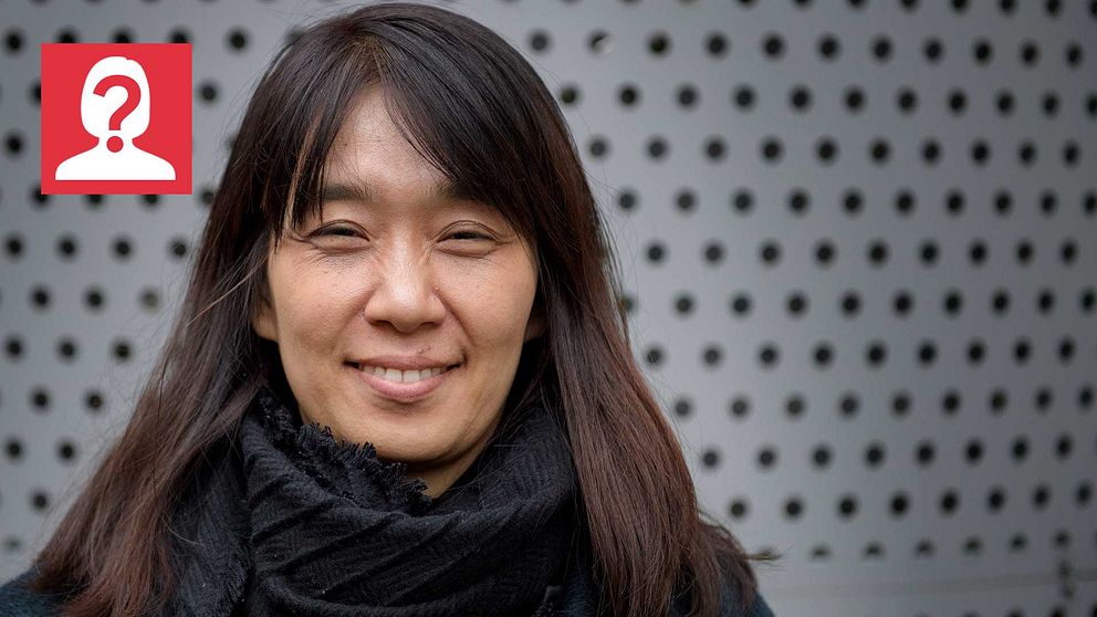Han Kang ler och tittar in i kameran