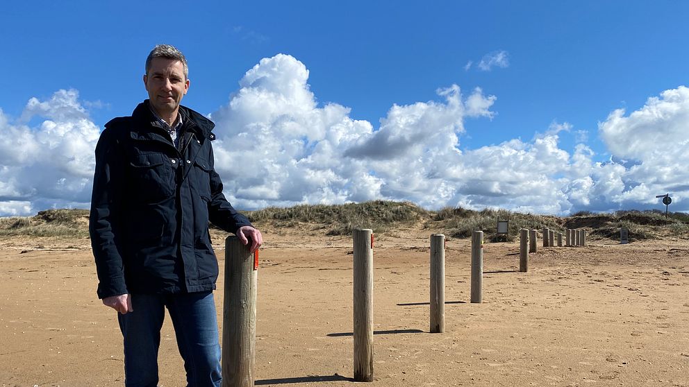 Man som står på bilstranden i Laholm