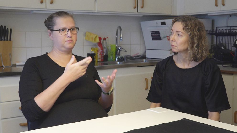 Dövblinda Evelina Lindberg och tolken Nina Harila.