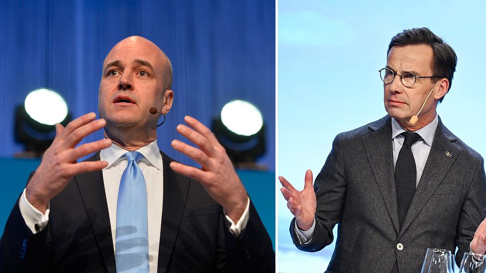 Till vänster fredrik Reinfeldt som gestikulerar med båda händerna och bär en mörk kostym med ljusblå slips. Till höger Ulf Kristersson som har på sig en mörk kavaj över en ljus skjorta.