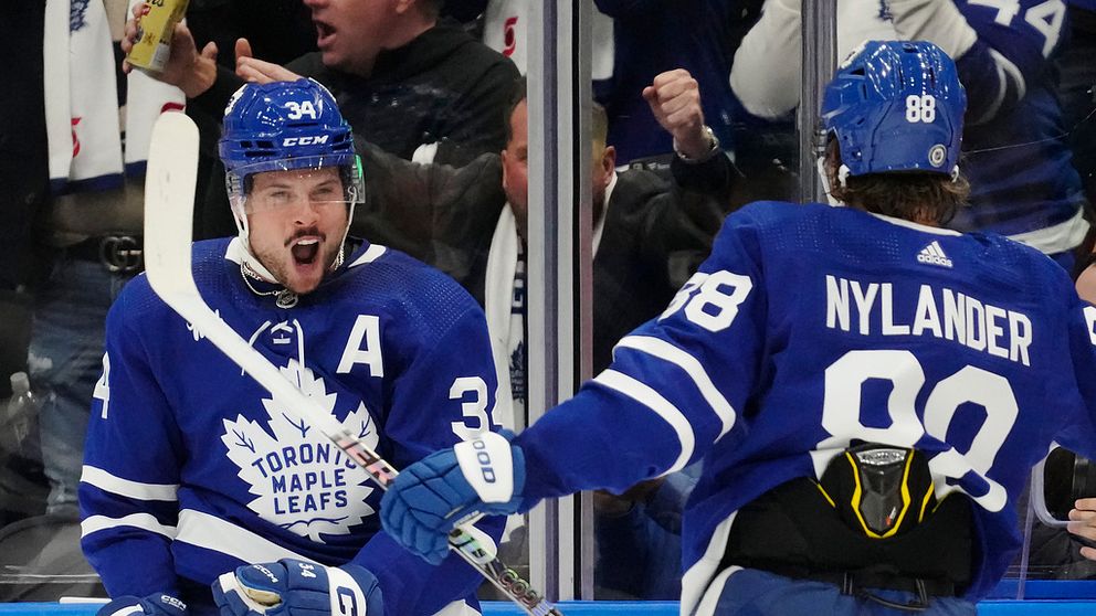 Auston Matthews jublar tillsammans med WIlliam Nylander