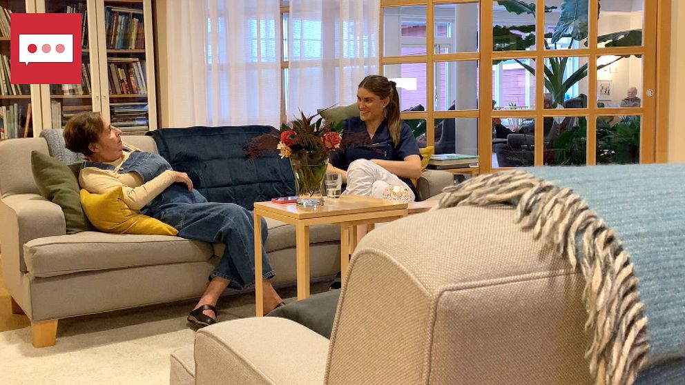 Boende och personal sitter och skrattar i ett rum på Hospice i Sundsvall.