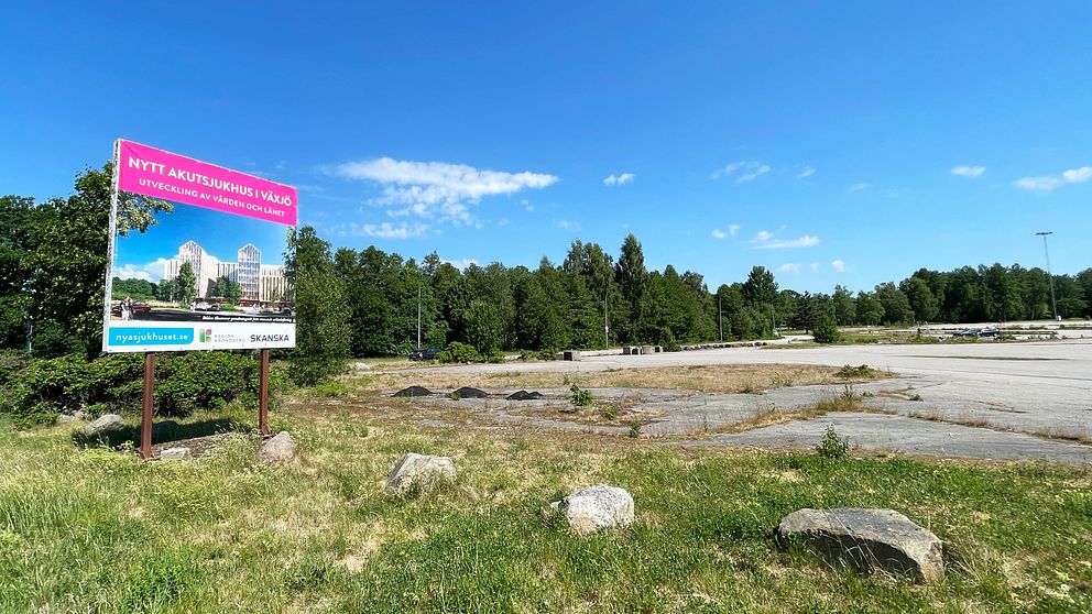 Industritomt med skylt – sjukhuset i Räppe planerades att byggas på platsen.