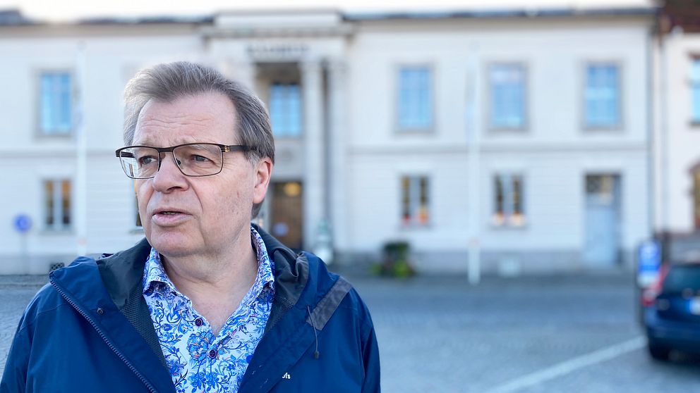 Socialdemokratiska oppositionsrådet Per-Ola Mattsson framför rådhuset i Karlshamn.