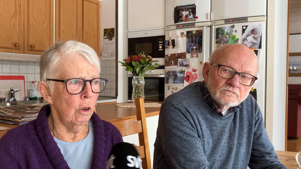 Två pensionärer som sitter i ett kök.