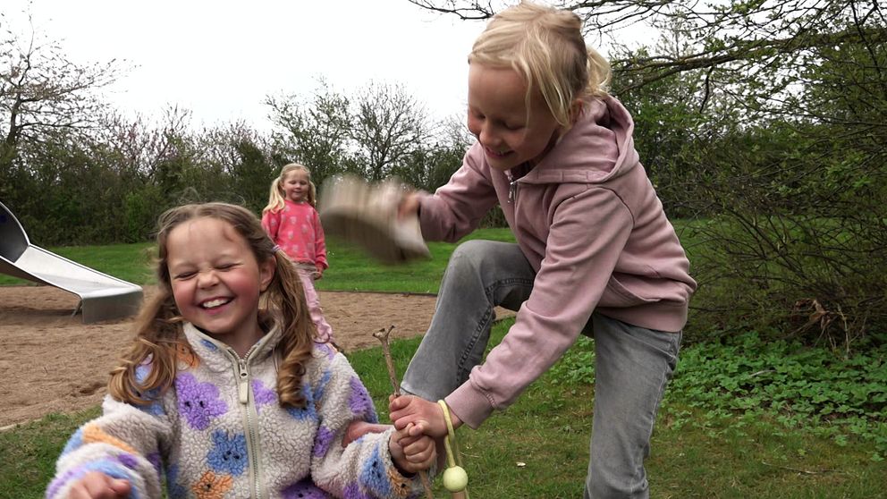 I klippet hör du barnen Ebba och Ella om vad de tycker att föräldrarna inte tillåter dem att ha smartphones och vad de då gör istället.