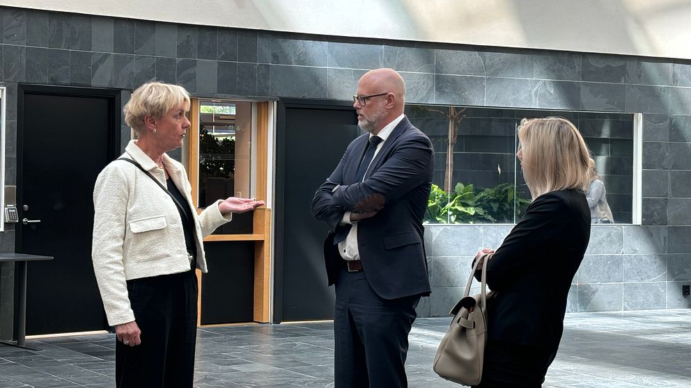 Åklagare och försvarsadvokater i ”Ättiksfallet”står och pratar.