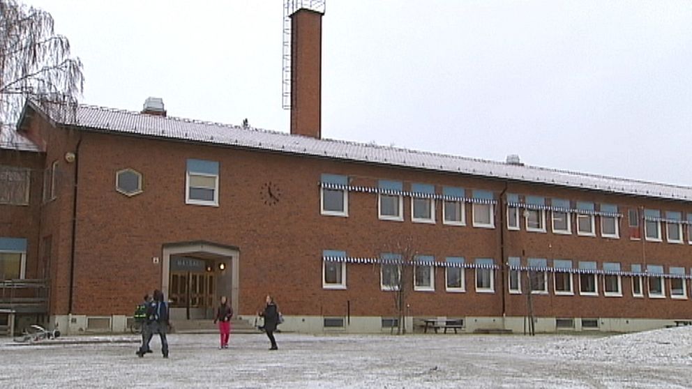 Elever utanför Vattudalsskolan i Strömsund