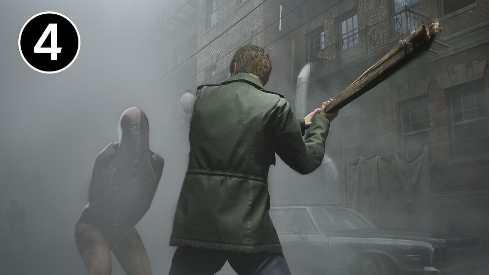 En man i en grön jacka håller en baseballbat och står vänd mot en skräckinjagande, maskerad figur i en dimmig stadsgränd. Bakgrunden visar gamla byggnader och en parkerad bil, vilket skapar en spännande och hotfull atmosfär. En siffra ”4” i ett hörn.