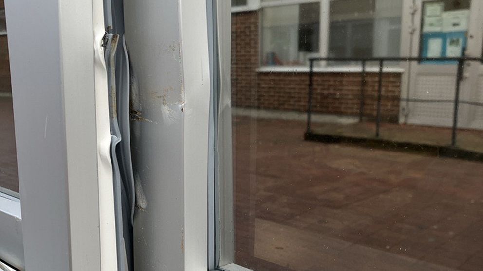 Skadad fönsterkarm med bucklor och sprickor, efter inbrott på SVT Skåne.