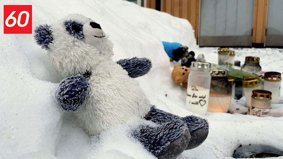 Bild på gosedjursnalle och ljus i snö efter nyheten om att 8-årige Tintin i Luleå blivit mördad.