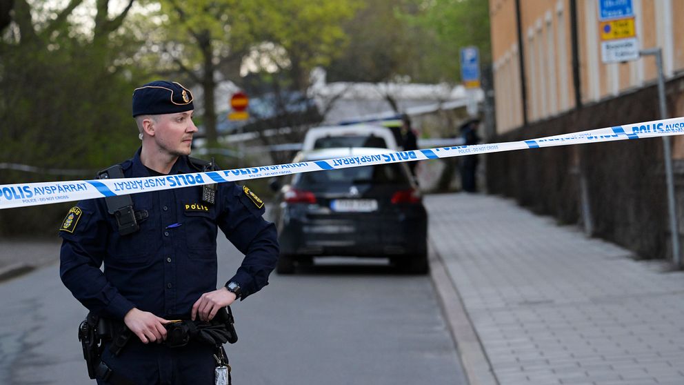 Polis vid mordplatsen på Södermalm i Stockholm